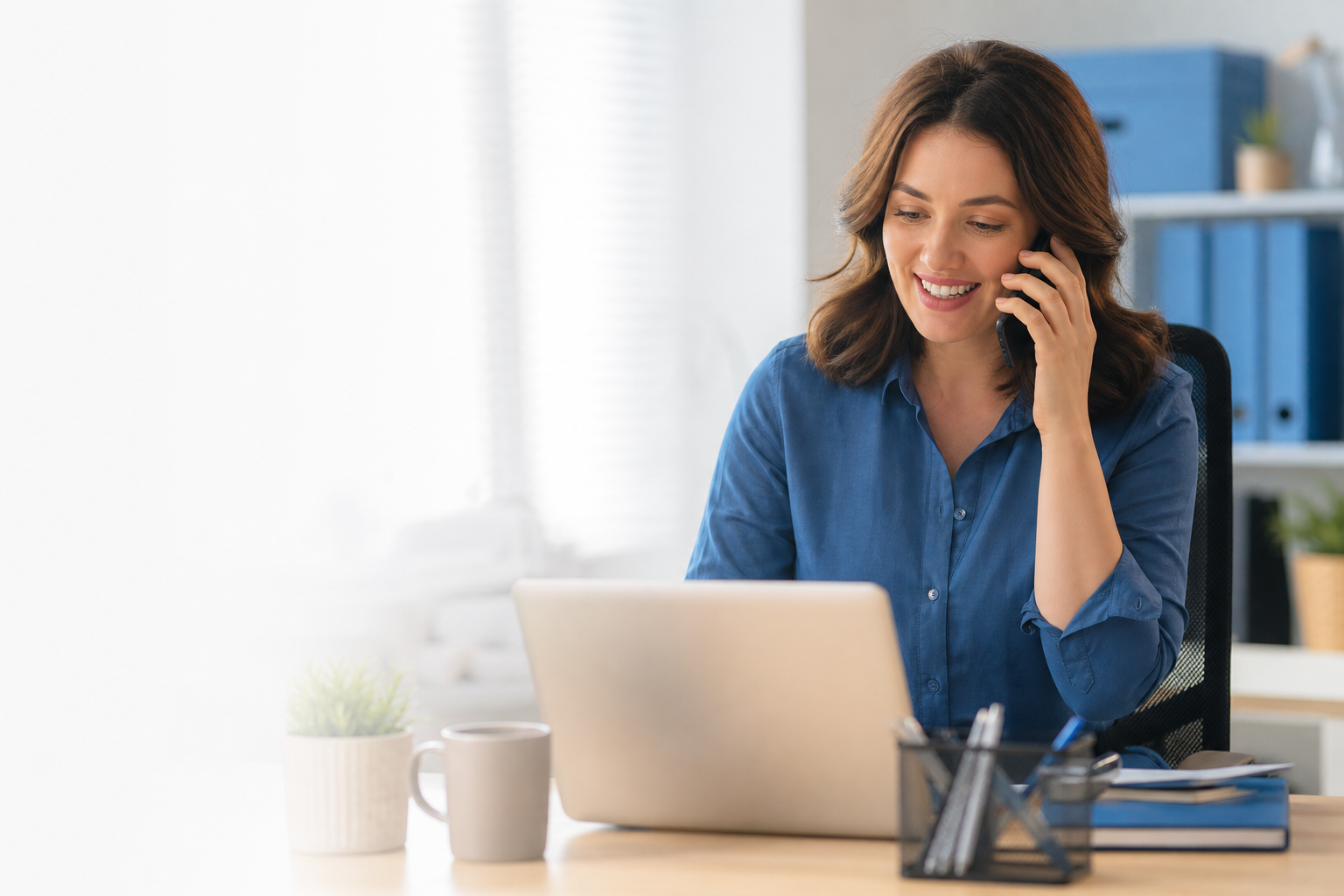 Personne au téléphone pour accueillir un client